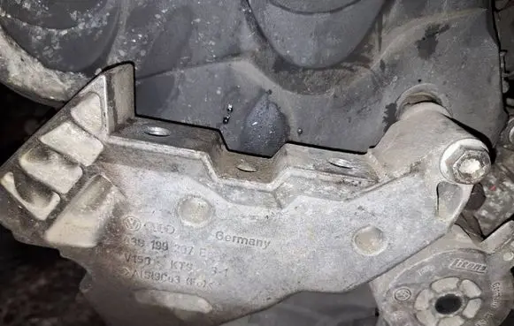 Volkswagen PASSAT B6 Engine mounting bracket 03g199207