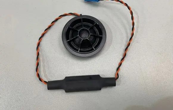 Front door high frequency speaker