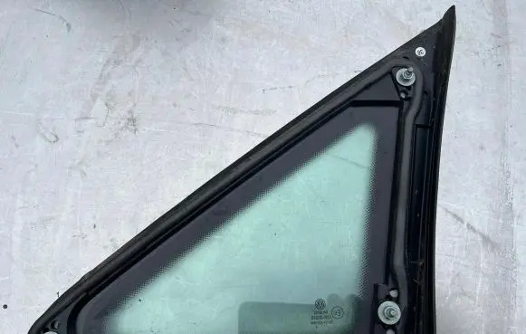 Volkswagen Touran I Front triangle window/glass 