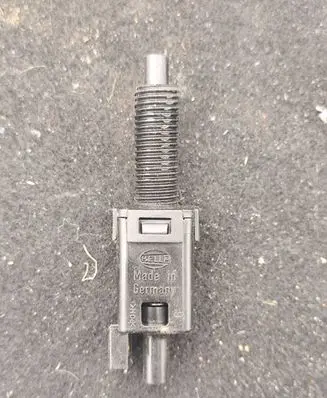 Volkswagen PASSAT B5.5 Brake pedal sensor switch 811907343B