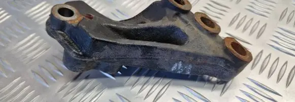 Honda FR-V Engine mounting bracket