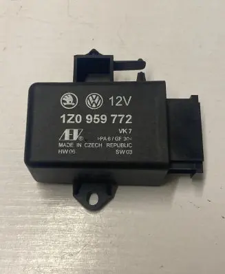 Volkswagen PASSAT B6 Seat heating relay 1Z0959772