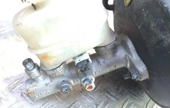 Nissan Primera Master brake cylinder