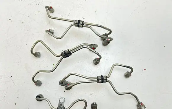 Fuel injector supply line/pipe