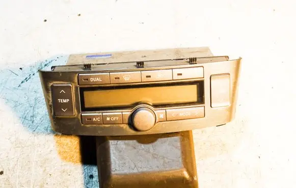 Toyota Avensis T250 Climate control unit 5590005170