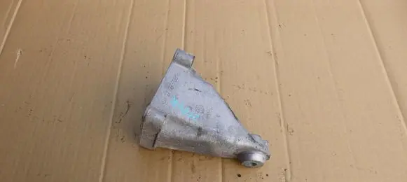 Mercedes-Benz C W203 Engine mounting bracket A2712230804