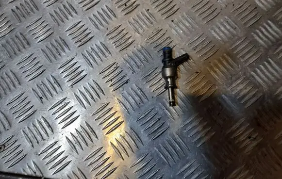 Audi A4 S4 B8 8K Fuel injector 06E036K