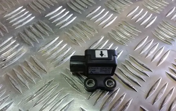 Mitsubishi Pajero Airbag deployment crash/impact sensor MR228392 X2T22171