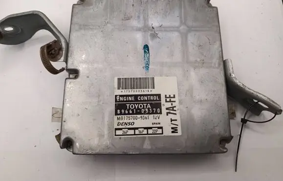 Toyota Avensis T270 Engine control unit/module 8966105370 1757009361 MB1757009361