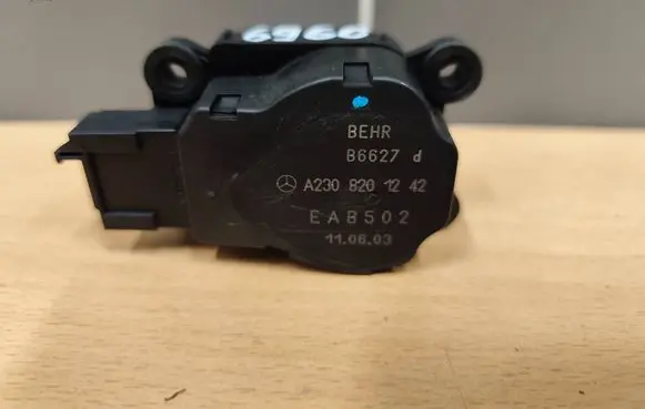 Mercedes-Benz C W203 Air flap motor/actuator A2308201242 B6627 EAB502