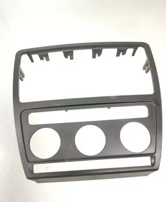 Skoda Octavia Mk2 (1Z) Radio/GPS head unit trim 1Z0858069A