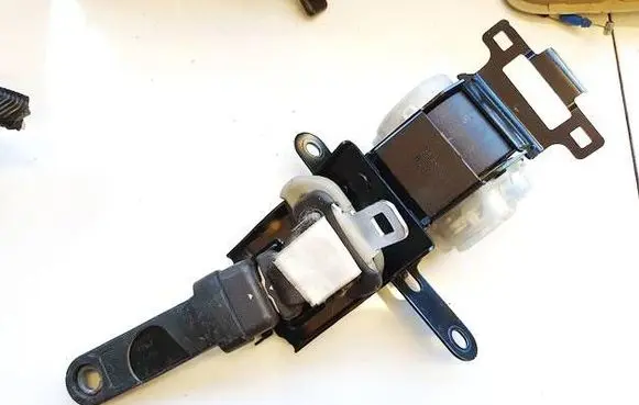 Honda FR-V Middle seatbelt (rear) 6043663b