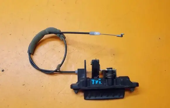 Mazda 3 I Tailgate opening switch 
