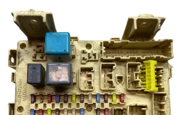 Toyota Avensis T250 Fuse module 8264105020A