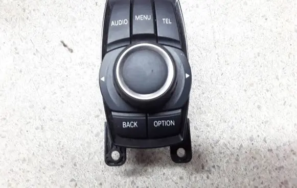 Head unit multimedia control