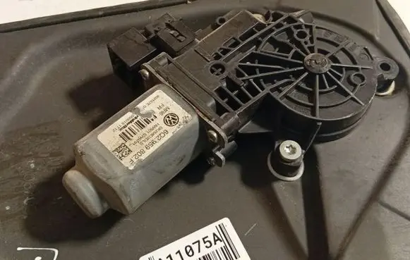 Skoda Roomster (5J) Front door window regulator motor 6Q2959802F