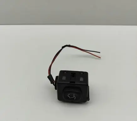 Chrysler Voyager Tailgate/boot open switch button P04602751AA 12861261