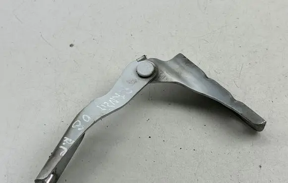 Engine bonnet/hood hinges