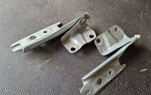 Mazda BT-50 Engine bonnet/hood hinges