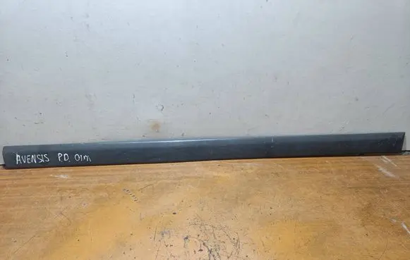 Toyota Avensis T220 Front door trim (molding) 7573105070