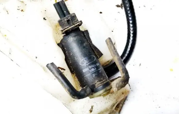 Ford Focus Windscreen/windshield washer pump 93bb17k624ba