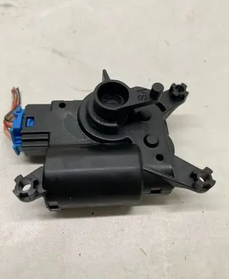 Volkswagen Touareg I Air flap motor/actuator 52411483R04