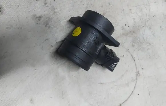 Volkswagen Touran I Mass air flow meter 038906461B 0281002531