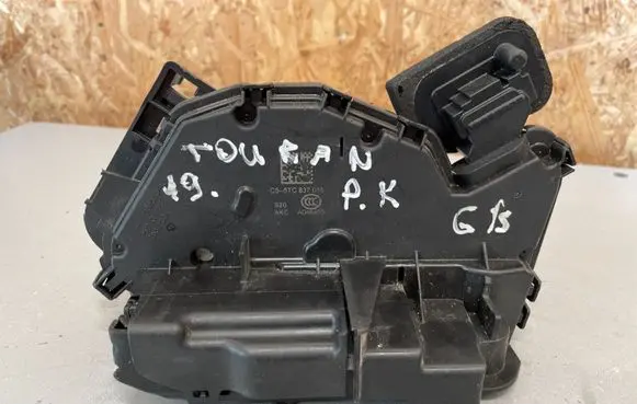 Volkswagen Touran III Front door lock 5TC837015
