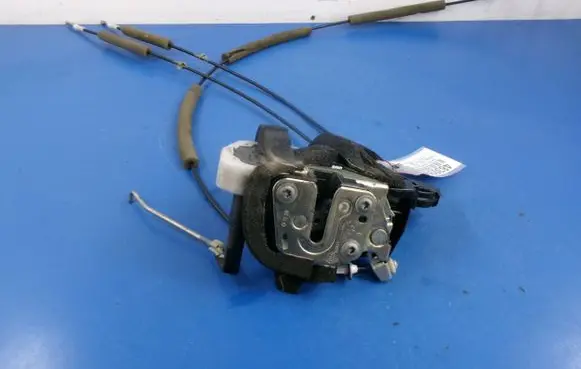 Nissan Juke I F15 Front door lock