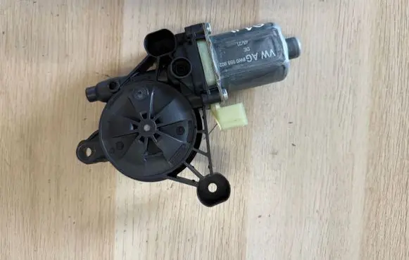 Audi A1 Front door window regulator motor 8W0959802
