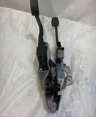 Ford Focus Pedal assembly AV612467CC