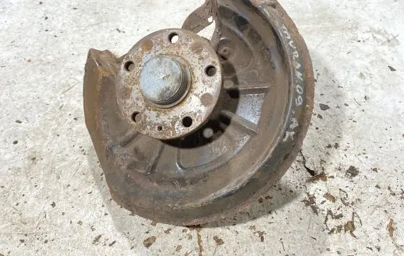 Volkswagen Touran I Rear wheel hub spindle/knuckle 
