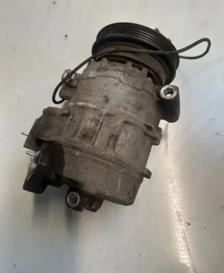 Volkswagen PASSAT B5 Air conditioning (A/C) compressor (pump) 8D0260808