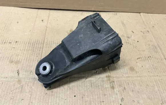 Engine mounting bracket