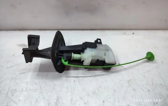 Fuel tank cap lock