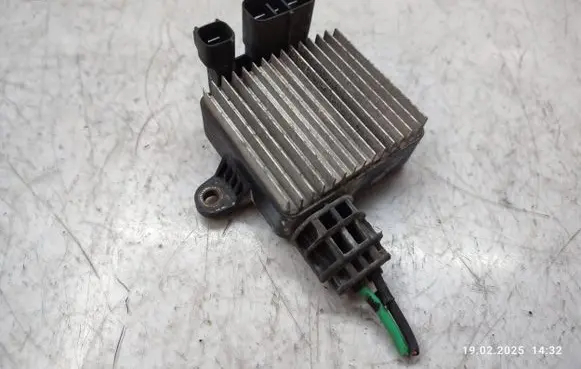 Hyundai Sonata Coolant fan relay 253853K400