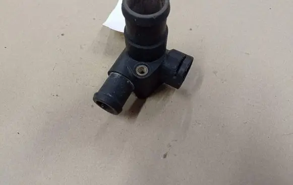 Volkswagen PASSAT B5 Engine coolant pipe/hose 028121132