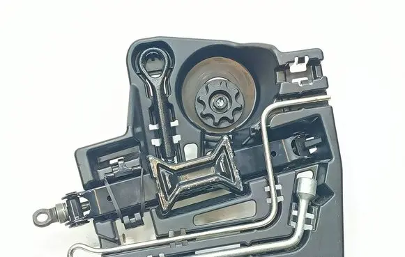 Toyota Prius (XW30) Tool set 6477747030