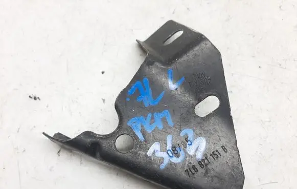 Volkswagen Touareg I Fender mounting bracket 7L6821151B