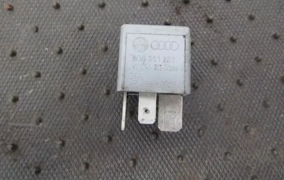 Volkswagen PASSAT B5 Other relay 8d0951253