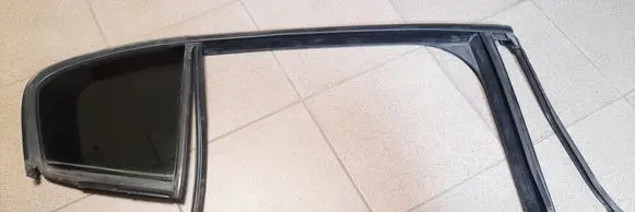 Rear vent window glass