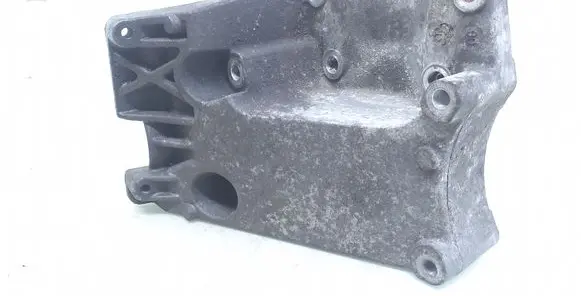 Engine mounting bracket