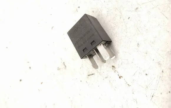Opel Vectra C Cruise control relay 90229206
