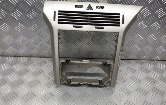 Opel Astra H Radio/GPS head unit trim 13141091