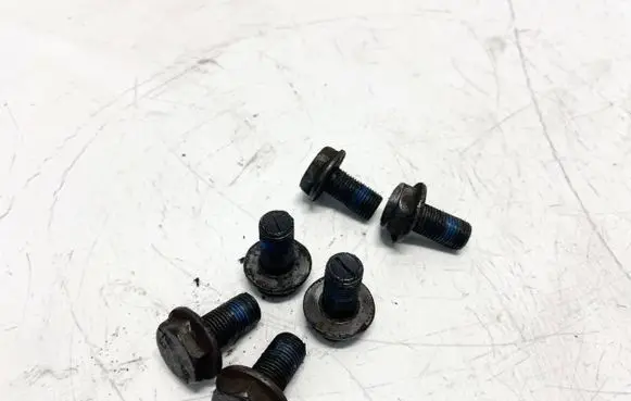 Volkswagen Golf V Nuts/bolts 