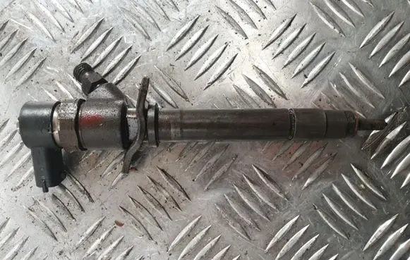 Volvo S60 Fuel injector 8658351