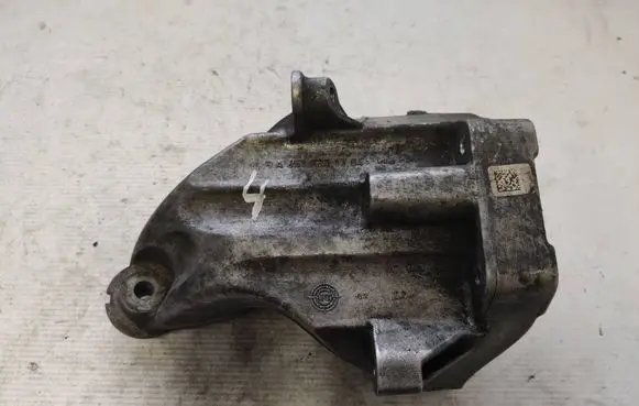 Engine mounting bracket