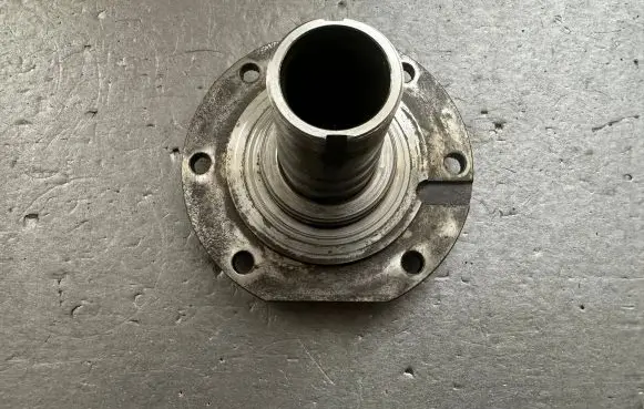 Nissan Patrol 260 Front wheel hub spindle knuckle 40586G9600