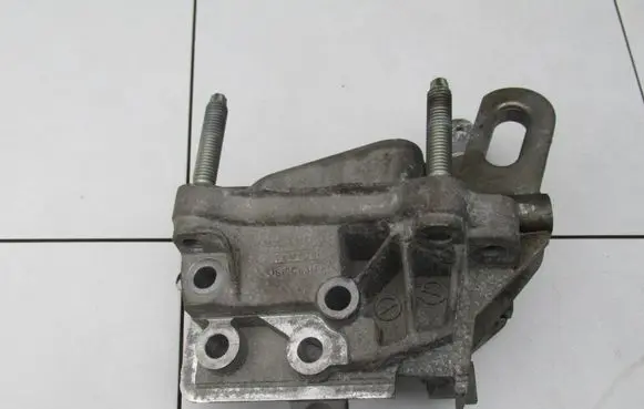 Ford Kuga II Engine mounting bracket