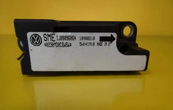 Volkswagen PASSAT B5 Airbag deployment crash/impact sensor 5WK41910 1J0909606N
